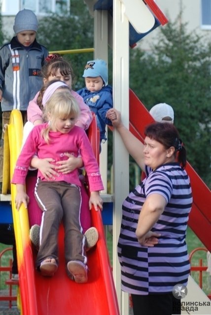 У Луцьку – новий дитячий майданчик. ФОТО